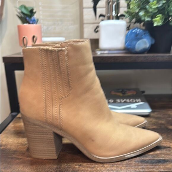 Universal Thread Shoes - Universal Thread Tan western Bootie size 8